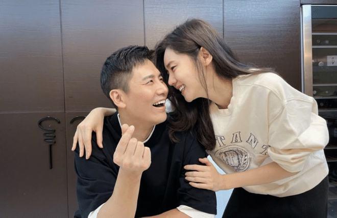 76岁汪明荃在澳门街边献唱,妆容精致不显老