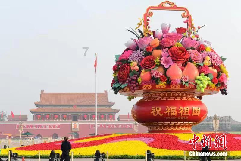 车骑将军怀疑老婆与刘禅有一腿，对老婆实行家暴，被刘禅下令砍头