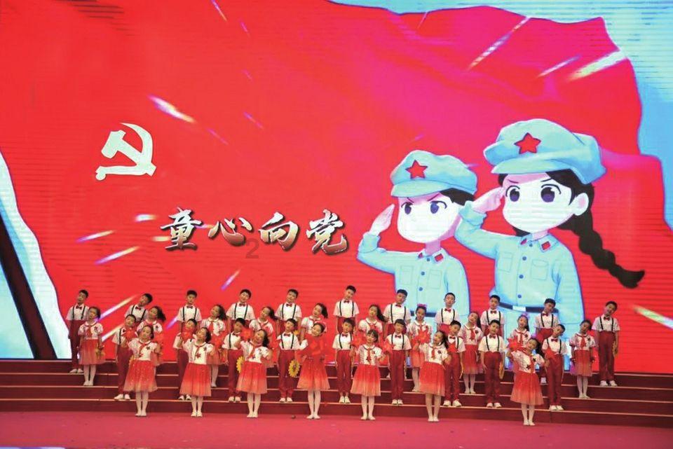 冰上龙舟赛火热开赛 冰雪嘉年华年味十足