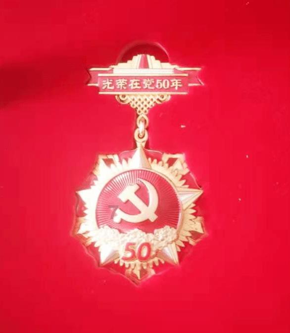 吴艳妮不仅在赛场上用出色表现吸引观众,在赛场外展示其个性魅力