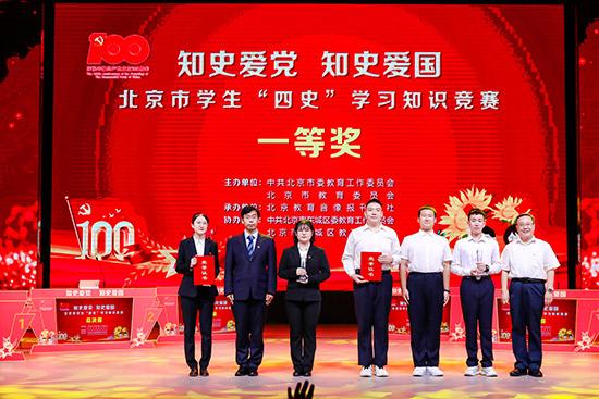 小哥占道经营存隐患,交警上前耐心“劝离”