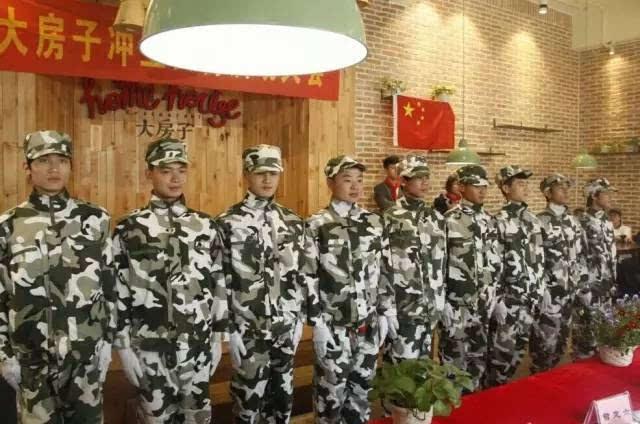 向上跳的香蕉