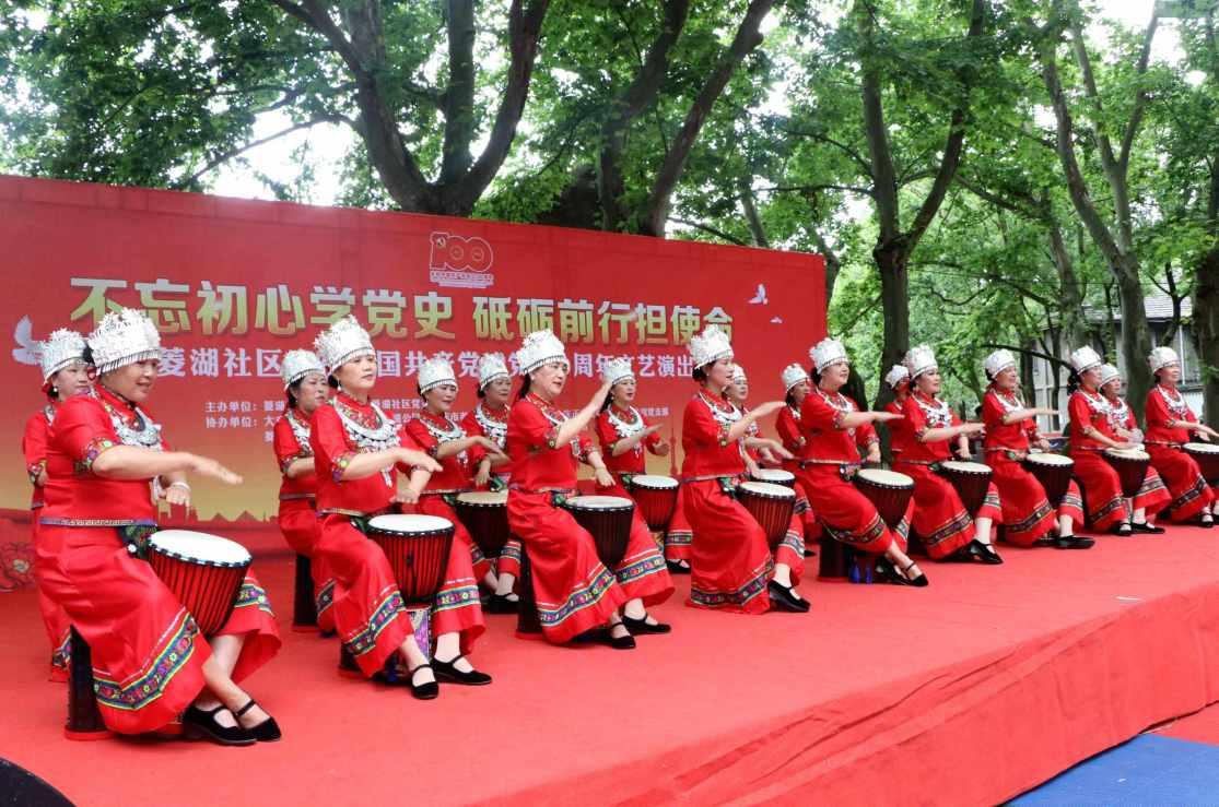 一觉醒来:中学举办春节联欢晚会,奖品是免做本次寒假作业