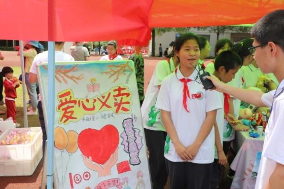 爸爸抱娃走路险摔倒 还好及时把娃撤回！“啥事没有还冲我乐”