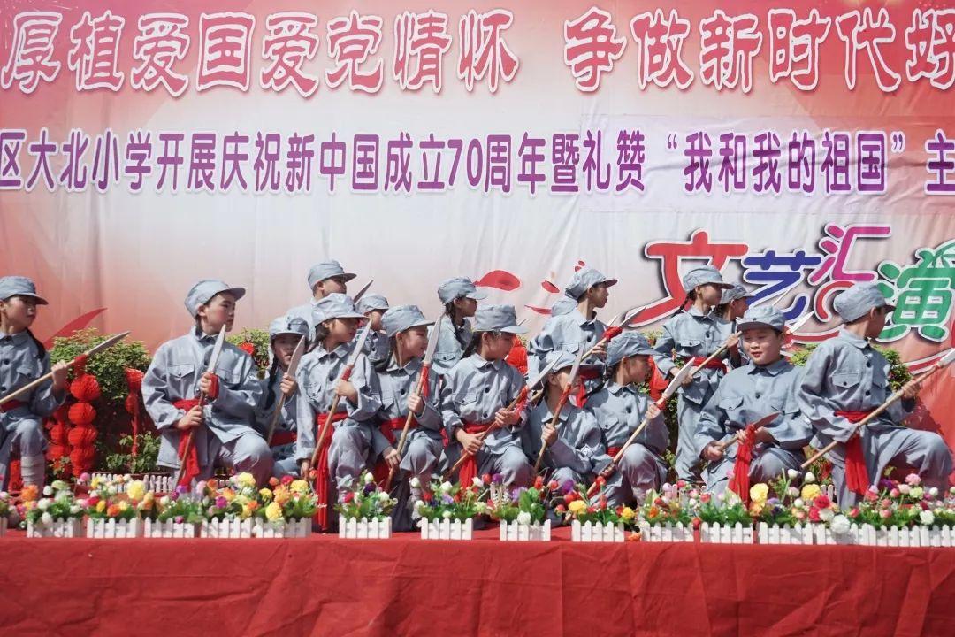 天寒人心暖，志愿者为穆家小学孩子送去暖心礼物