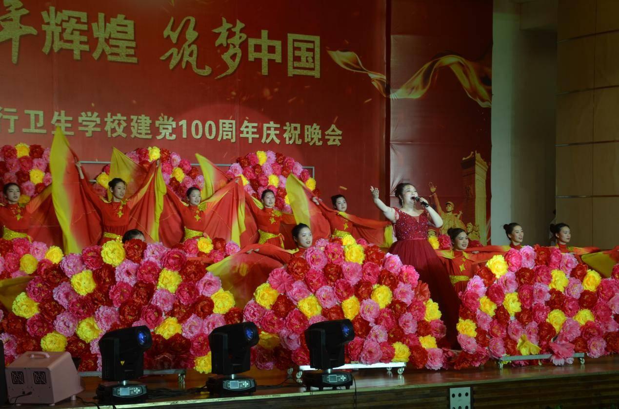 年轻女总监“衣不蔽体”被破门带走,欲提起行政诉讼,律师:警方应考虑人性化办案