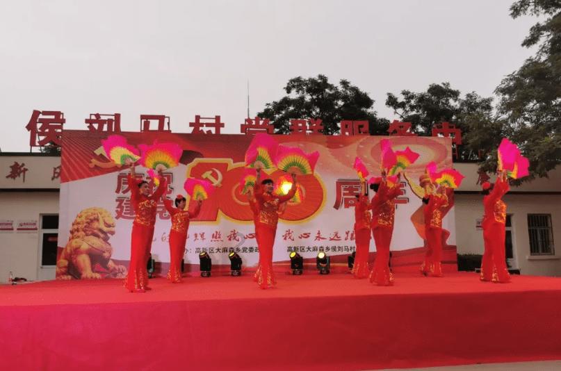 围巾的红色纹路和帽子的颜色一样，会有撞色的感觉吗？