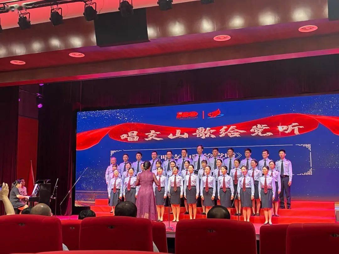 小伙子午后弹吉他邀请妈妈唱歌,妈妈边扫地边唱《向云端》