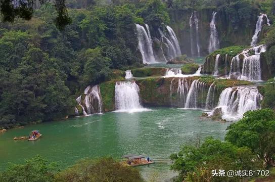 腊月十五，济南大明湖畔圆月映照佳节氛围