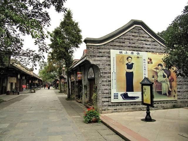 女子因推让无果，将榴莲和一箱啤酒从6楼扔下……