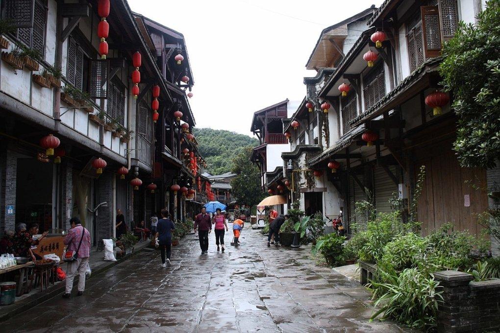 “摸摸寡妇床头灰，便知牌坊给不给”，什么意思？封建女性的悲哀