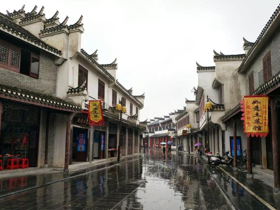天津市区赶大集，露天早市人多热闹，海河边附近满满烟火气