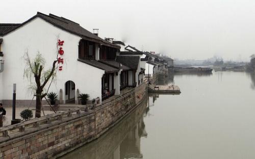 多辆车辆被困山岭路段数小时，直到他们冒雪营救