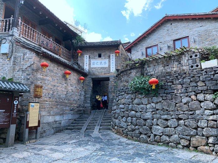 小兵吃了核弹研究员的配餐意外身亡，竟是潜伏的特务在肉中下毒