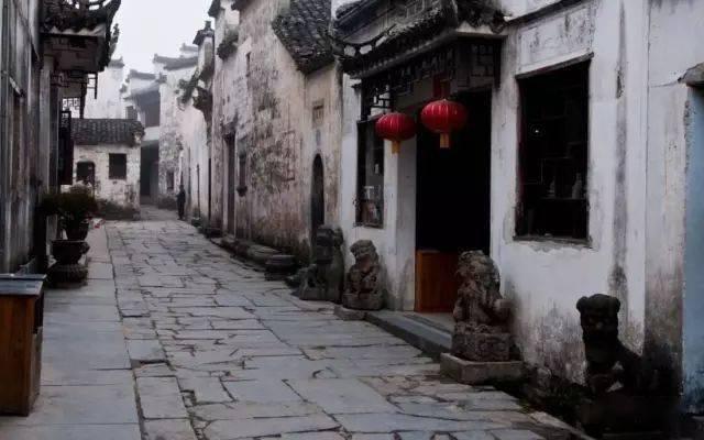 大型警车找轮胎