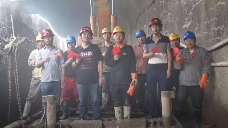 客车及其后仓铰链装置